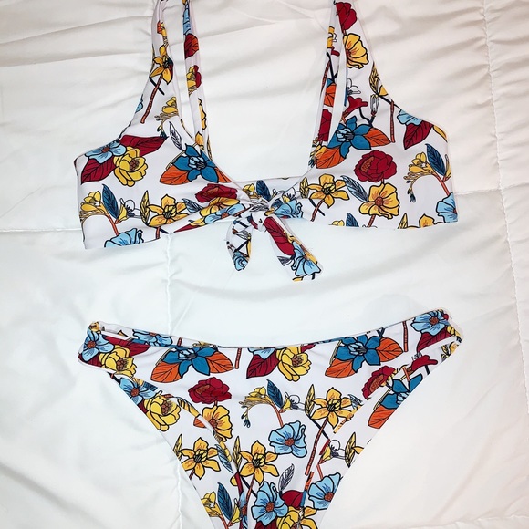 Bikini - Picture 1 of 3
